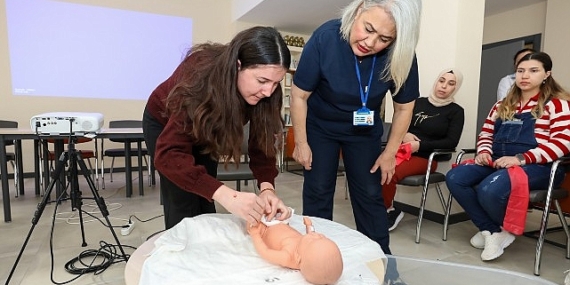 Gaziemir’de anne adayları Gebe Okulu ile doğuma hazırlanıyor