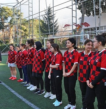 guzelbahce-belediyesi-kiz-futbol-takimindan-iddiali-baslangic-5wyGD5Pi.jpg