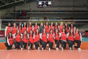 malatyali-genc-voleybolcu-kizlar-ve-kadin-voleybol-milli-takim-oyunculari-vodafone-55g-ile-ayni-GAvG7dvr.jpg