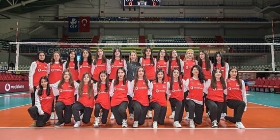 Malatyalı Genç Voleybolcu Kızlar ve Kadın Voleybol Milli Takım Oyuncuları Vodafone 5.5G ile Aynı Sahada Buluştu