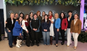 mercedes-benz-shes-mentoring-programi-gelecegin-kadin-liderlerini-destekliyor-wQTAxhd5.jpg