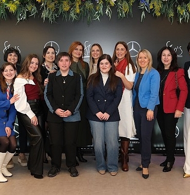 mercedes-benz-shes-mentoring-programi-gelecegin-kadin-liderlerini-destekliyor-wQTAxhd5.jpg