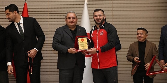 Şampiyon Güreşçiler İçin Ödül Töreni Düzenlendi