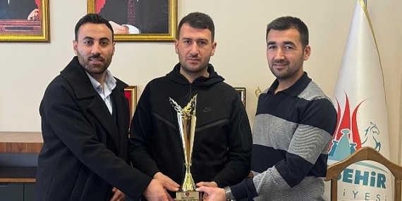Türkiye İkincilik Kupasını Takdim Ettiler