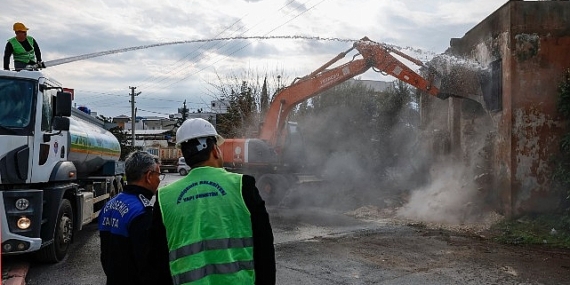 Yenişehir Belediyesi metruk binaları yıkmaya devam ediyor