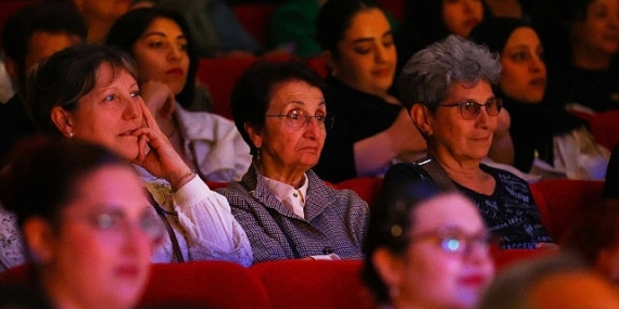 Aktif Yaşlı Merkezi tiyatrocuları sahnede parladı