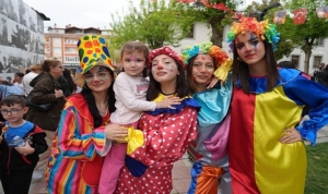 sarayda-cocuklar-eglenceye-doydu-vSU3c99c.jpg