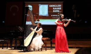 aassmde-sahne-genclerin-Srs3G2ZV.jpg