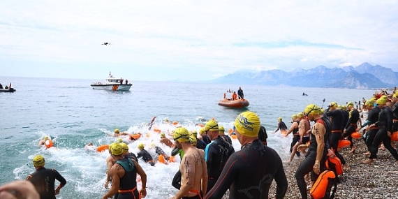 Açık su yüzme yarışlarının startını Başkan Muhittin Böcek verdi