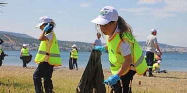 aliagada-ogrencilerle-kiyi-temizligi-ve-geri-donusum-egitimi-eC9PELhu.jpg