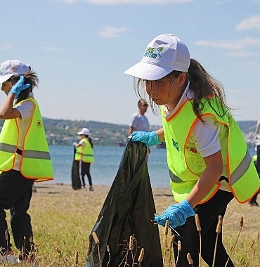 aliagada-ogrencilerle-kiyi-temizligi-ve-geri-donusum-egitimi-eC9PELhu.jpg