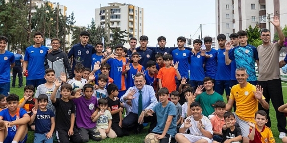 Başkan Özyiğit, çocukların hala saha talebini geri çevirmedi