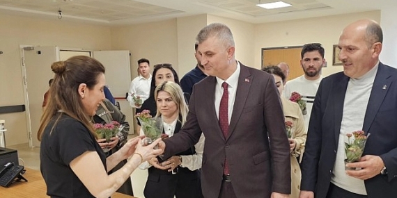 Başkan Sezer’den Hemşirelere Sürpriz Kutlama