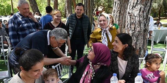 Başkan Topaloğlu’ndan belediye personeline yemek