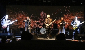 bayindir-26-uluslararasi-cicek-festivalinin-2-gununde-haluk-levent-ruzgari-esti-nL5bRTAX.jpg