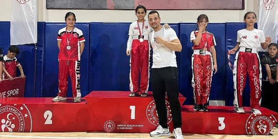 Belediye kick boks sporcularından büyük başarı
