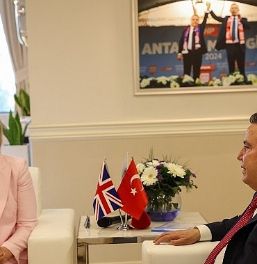 birlesik-krallik-turkiye-buyukelcisi-baskan-muhittin-boceki-ziyaret-etti-XrHFT4Js.jpg