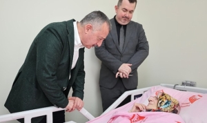 buyukakin-anneler-gununde-sehit-ailesi-ve-huzurevine-gitti-fQEuzawu.jpg