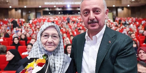 Büyükakın’dan annesine çiçekli kutlama