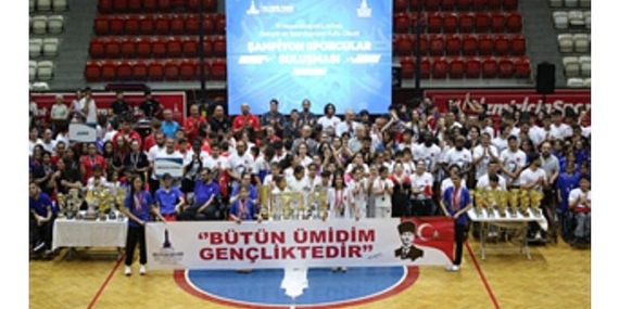 Celal Atik Spor Salonu’nda gençlik buluşması