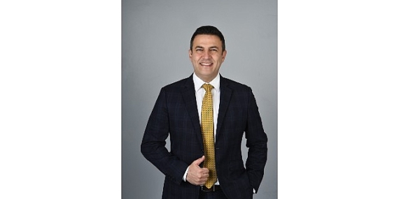 Ceyhan’da Kitap ve Kariyer Günleri Coşkusu: Murat Gezici Gençlerle Halk ile Buluşuyor