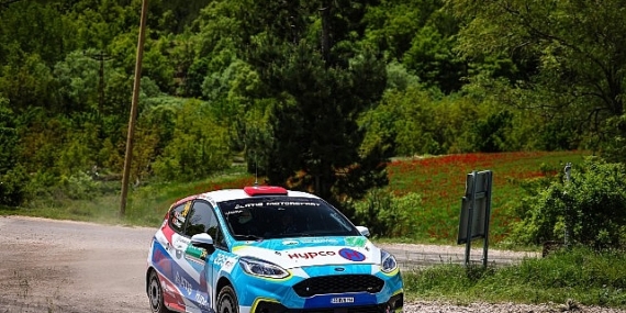 Engelli ralli pilotu Kübra aracını başarıdan başarıya sürüyor