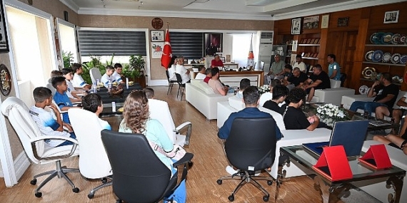 Futbolcu ve velilerden Başkan Topaloğlu’na teşekkür ziyareti