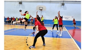 izmir-buyuksehir-belediyesi-spor-kulubu-hentbol-takimlariyla-parliyor-fTmGap2B.jpg