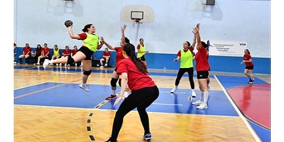 İzmir Büyükşehir Belediyesi Spor Kulübü hentbol takımlarıyla parlıyor