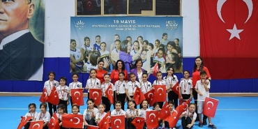karabaglar-belediyesi-spor-okulu-ogrencileri-19-mayis-spor-senliginde-bulustu-3PQ1yY85.jpg