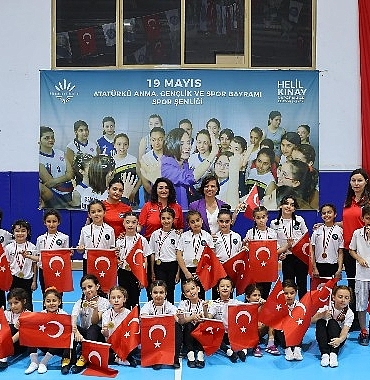 karabaglar-belediyesi-spor-okulu-ogrencileri-19-mayis-spor-senliginde-bulustu-3PQ1yY85.jpg