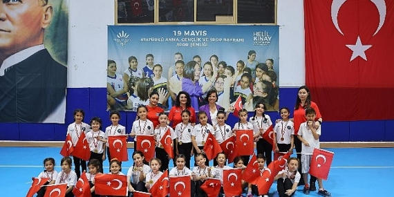 Karabağlar Belediyesi Spor Okulu Öğrencileri, 19 Mayıs Spor Şenliği’nde Buluştu