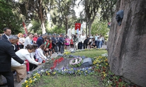 karsiyakada-binler-zubeyde-anneye-kostu-4VVZE29t.jpg