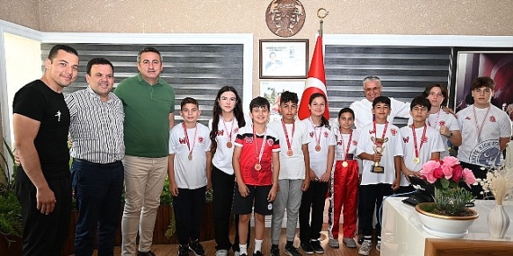 Kick Boks sporcuları başarılarını Başkan Topaloğlu ile paylaştı