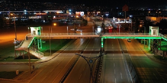 Kocaeli’nde üst geçitler yeşile büründü