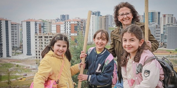 Minik Eller Fidanları Toprakla Buluşturdu