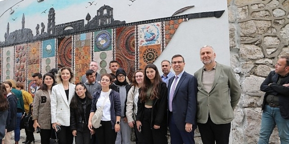 Özel gereksinimli bireylerden 770 parçalık seramik pano
