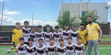 sampiyon-burhaniye-belediyespor-u-11-ZQwTYEx8.jpg