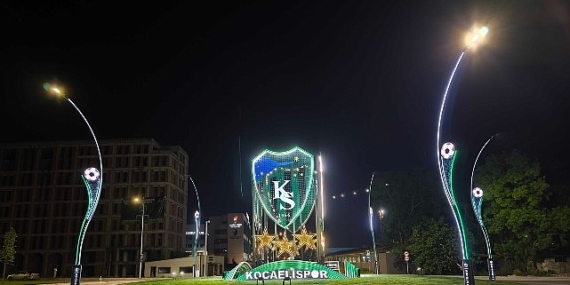 Stat kavşağını Kocaelispor’un arması aydınlatıyor