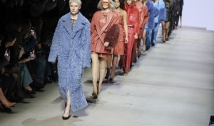 unlu-modaci-emre-erdemoglu-ilk-kadin-koleksiyonu-barlas-ile-baku-fashion-weekte-sahne-aliyor-Qc7b3GNV.jpg