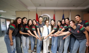 voleybol-ve-yuzmede-karsiyaka-ruzgari-esti-P5T9EI7h.jpg
