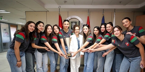 Voleybol ve yüzmede Karşıyaka rüzgarı esti