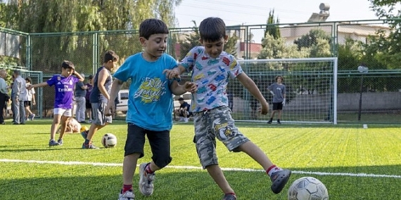 Yenişehir Belediyesi çocuklar için mahallelerde halı saha açmaya devam ediyor