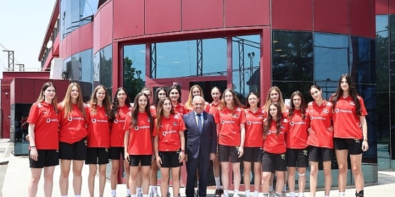 Başkan Şadi Özdemir’den filenin genç sultanlarına motivasyon ziyareti