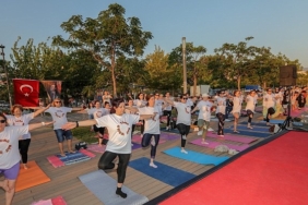 bayrakli-sahilde-bulusup-yoga-yaptilar-dunya-yoga-gununde-renkli-etkinlik-cdJlAIeL.jpg