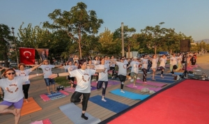 bayrakli-sahilde-bulusup-yoga-yaptilar-dunya-yoga-gununde-renkli-etkinlik-cdJlAIeL.jpg