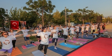 bayrakli-sahilde-bulusup-yoga-yaptilar-dunya-yoga-gununde-renkli-etkinlik-cdJlAIeL.jpg