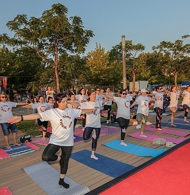 bayrakli-sahilde-bulusup-yoga-yaptilar-dunya-yoga-gununde-renkli-etkinlik-cdJlAIeL.jpg