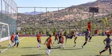 bayraklida-anlamli-turnuva-ferdi-zeyrek-u-12-cup-futbol-turnuvasi-basliyor-7euX4a7p.jpg