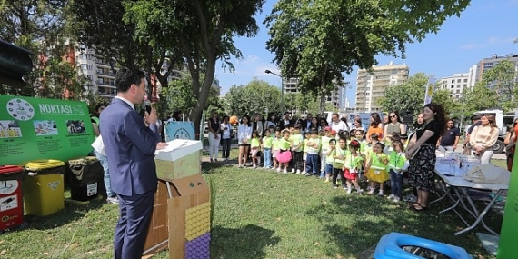 Bayraklı’da ‘Çevre Günü’ şenliği – Çocuklar çizdi, belediye çöp kamyonlarıyla ilçe sokaklarına taşıdı